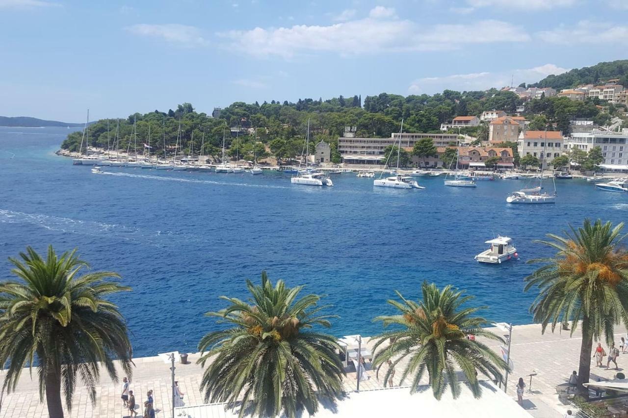 Apartments - 3 A Beautiful Apartment With A Sea View Hvar Town Esterno foto